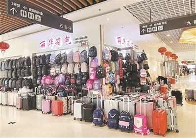 開學季遇上旅游熱，南昌箱包市場銷售火爆，日用百貨同步升溫